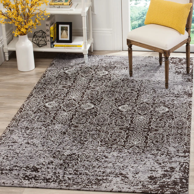 Safavieh Classic Vintage 4'-0" x 6'-0" Rug in Silver / Brown