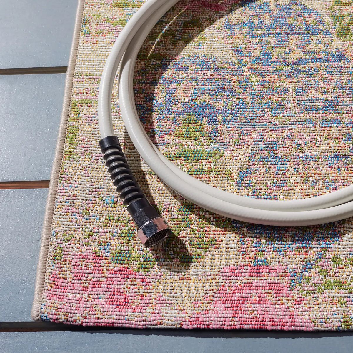 Safavieh Summer 4'-0" x 6'-0" Rug in Blue / Pink