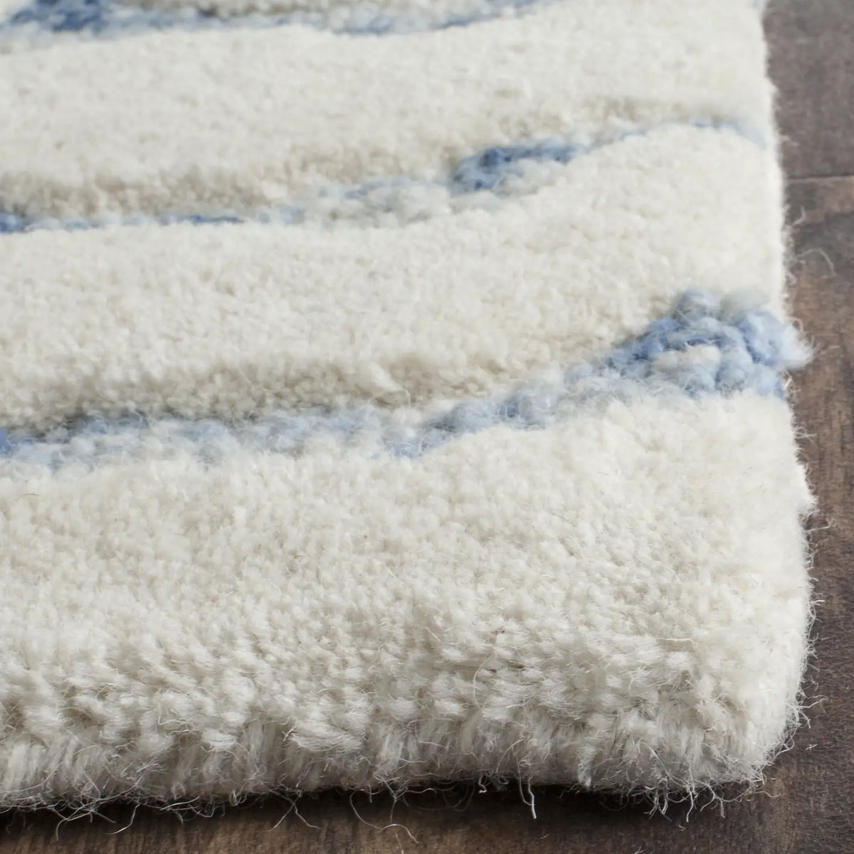 Safavieh Bella 2'-3" x 7'-0" Rug in Dark Blue / Ivory