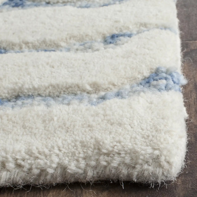 Safavieh Bella 2'-3" x 7'-0" Rug in Dark Blue / Ivory