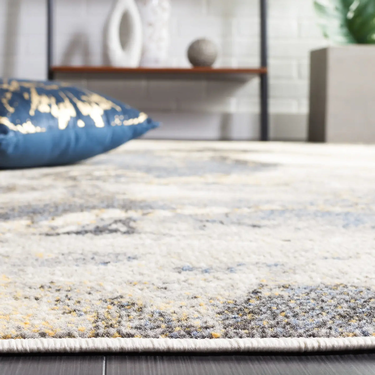 Safavieh Pyramid 4'-5" x 6'-5" Rug in Grey / Navy Gold
