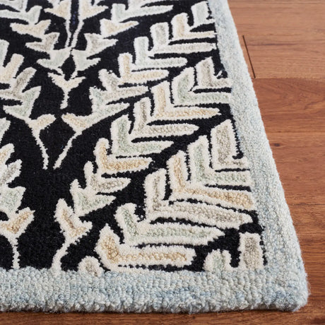 Safavieh Capri 4'-0" x 6'-0" Rug in Black / Ivory