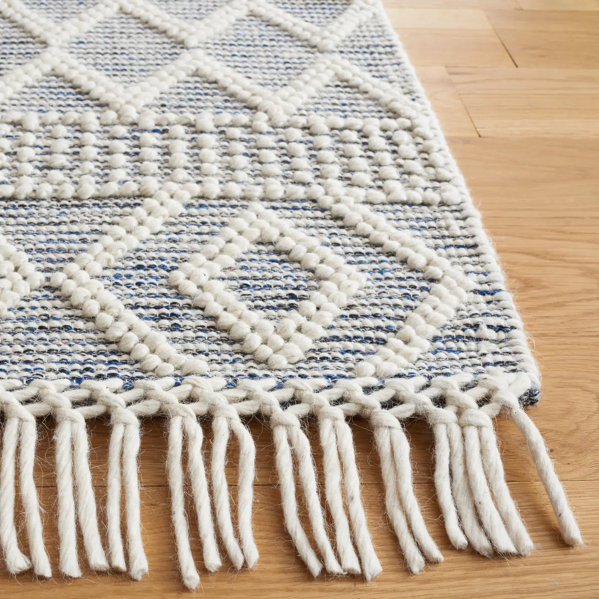 Safavieh Vermont 4'-0" x 6'-0" Rug in Ivory / Blue
