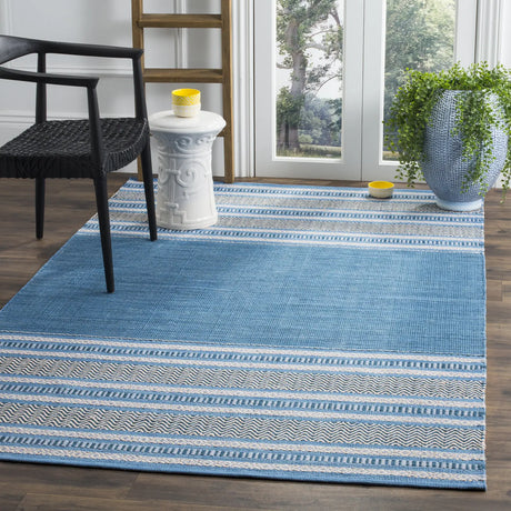 Safavieh Montauk 4'-0" x 6'-0" Rug in Blue / Grey