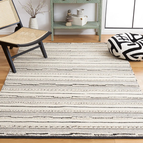 Safavieh Natura 4'-0" x 6'-0" Rug in Black / Ivory