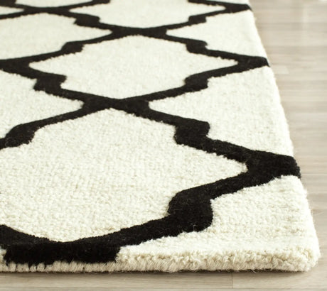 Safavieh Cambridge 5'-0" x 8'-0" Rug in Ivory / Black