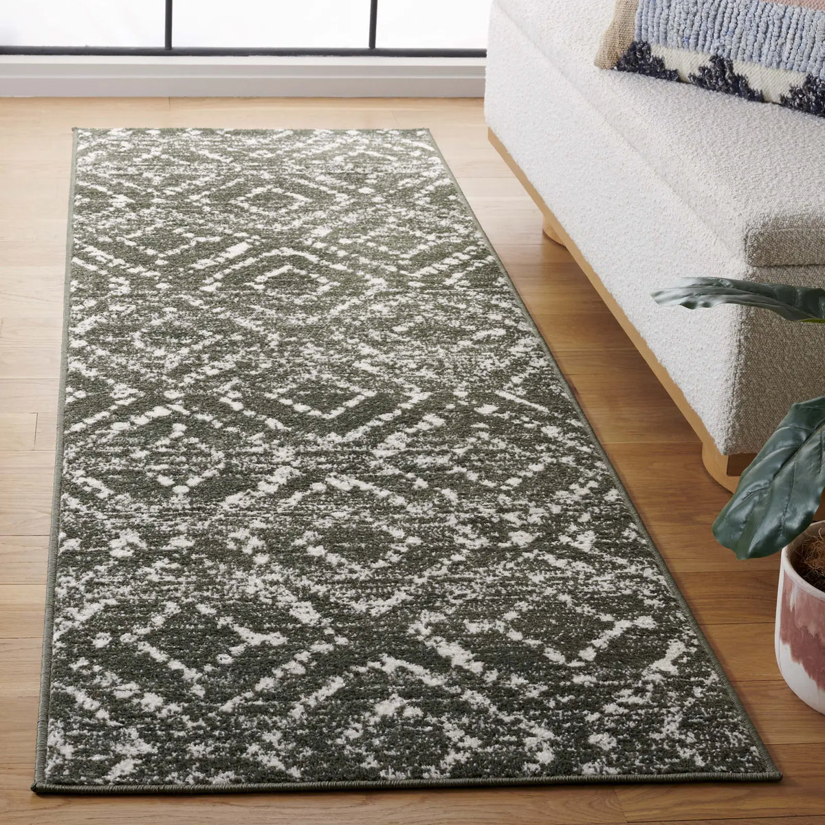 Safavieh Adirondack 2'-6" x 8'-0" Rug in Dark Green / Ivory