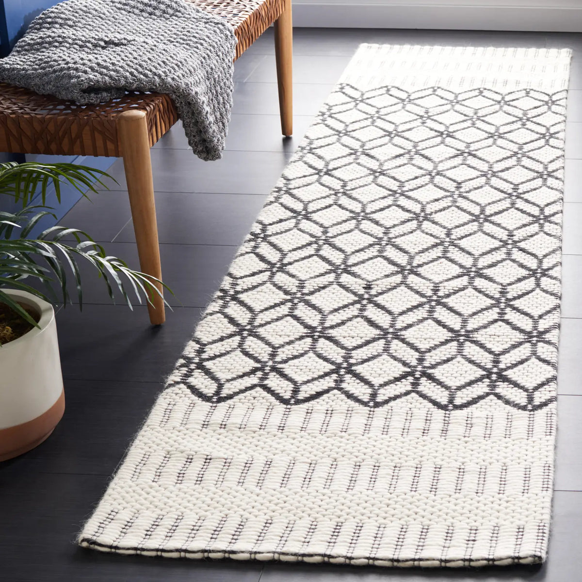 Safavieh Vermont 2'-3" x 8'-0" Rug in Ivory / Black