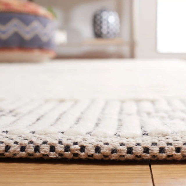 Safavieh Natura 4'-0" x 6'-0" Rug in Ivory / Black