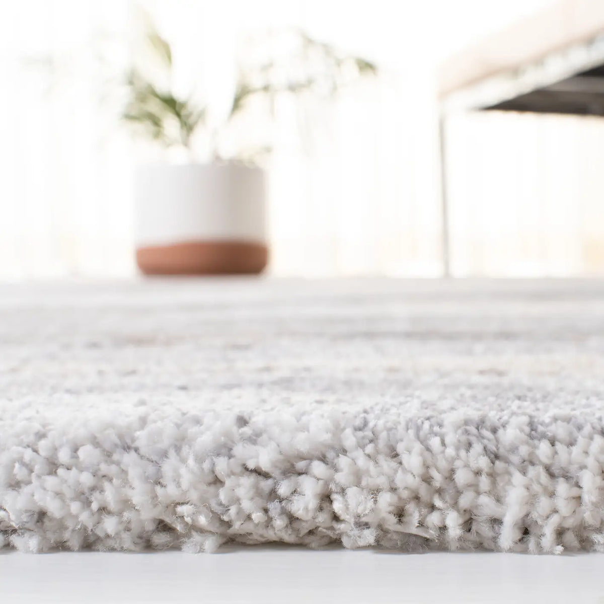 Safavieh Cyrus Shag 4'-5" x 6'-5" Rug in Grey / Beige