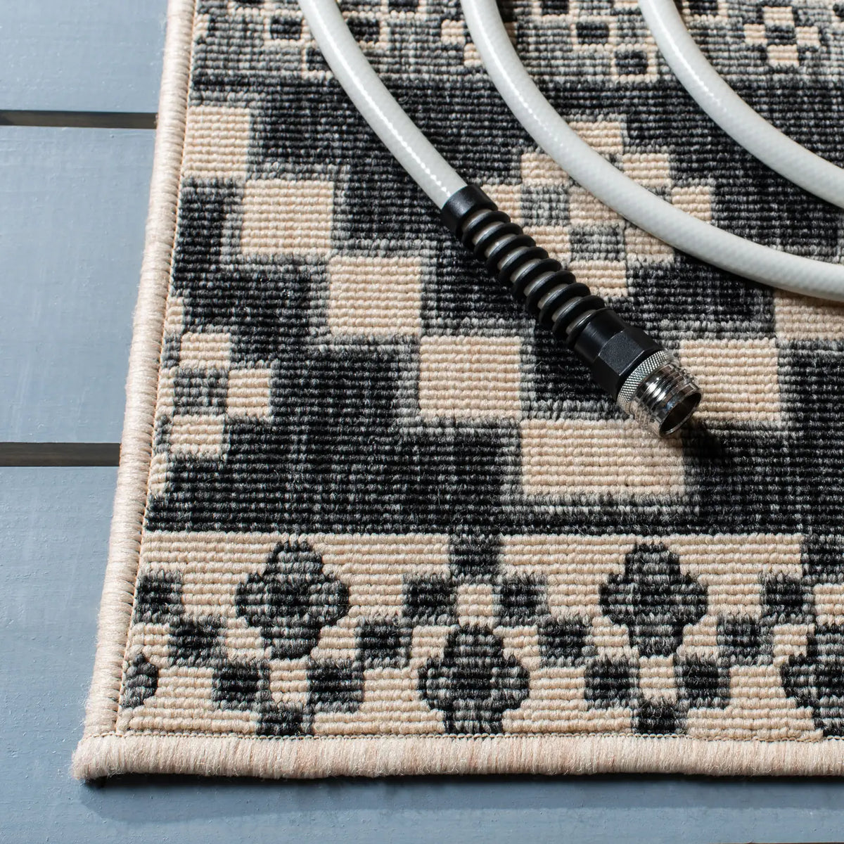 Safavieh Veranda 6'-7" x 9'-6" Rug in Beige / Grey