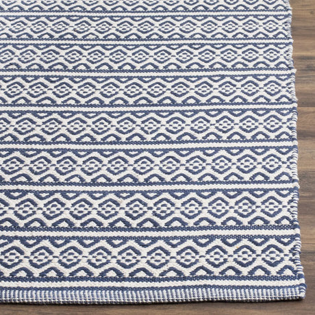 Safavieh Montauk 6'-0" x 9'-0" Rug in Ivory / Navy