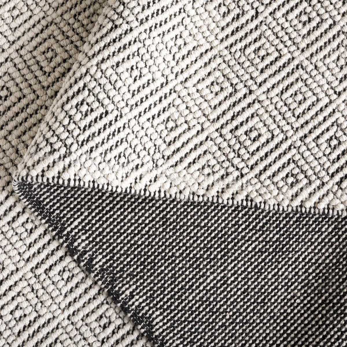 Safavieh Vermont 4'-0" x 6'-0" Rug in Ivory / Black