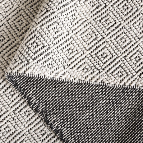 Safavieh Vermont 4'-0" x 6'-0" Rug in Ivory / Black