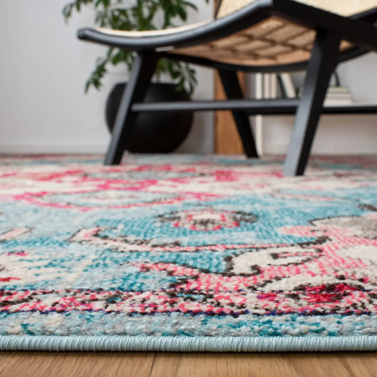 Safavieh Madison 4'-0" x 6'-0" Rug in Light Blue / Fuchsia