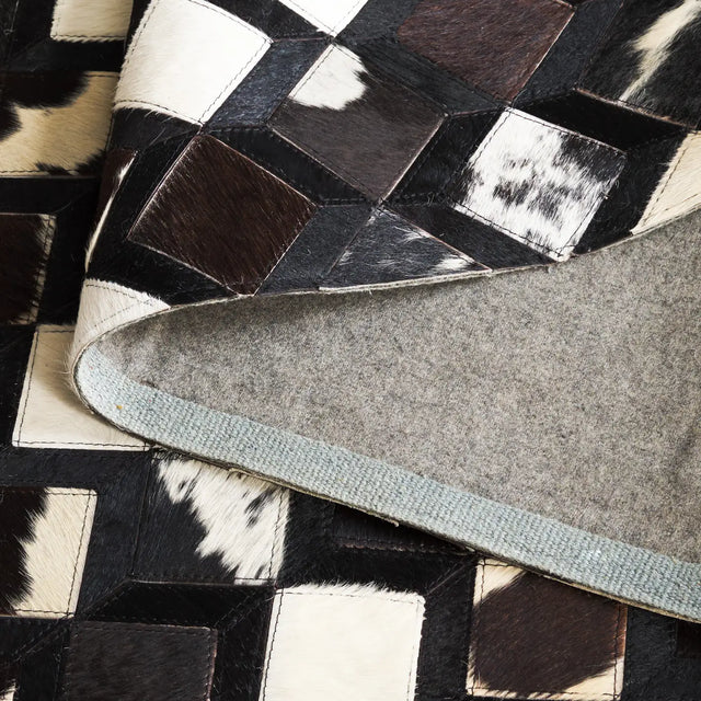 Safavieh Studio Leather 4'-0" x 6'-0" Rug in Black / Ivory