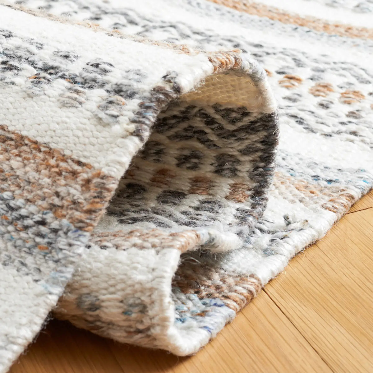 Safavieh Striped Kilim 4'-0" x 6'-0" Rug in Grey / Ivory
