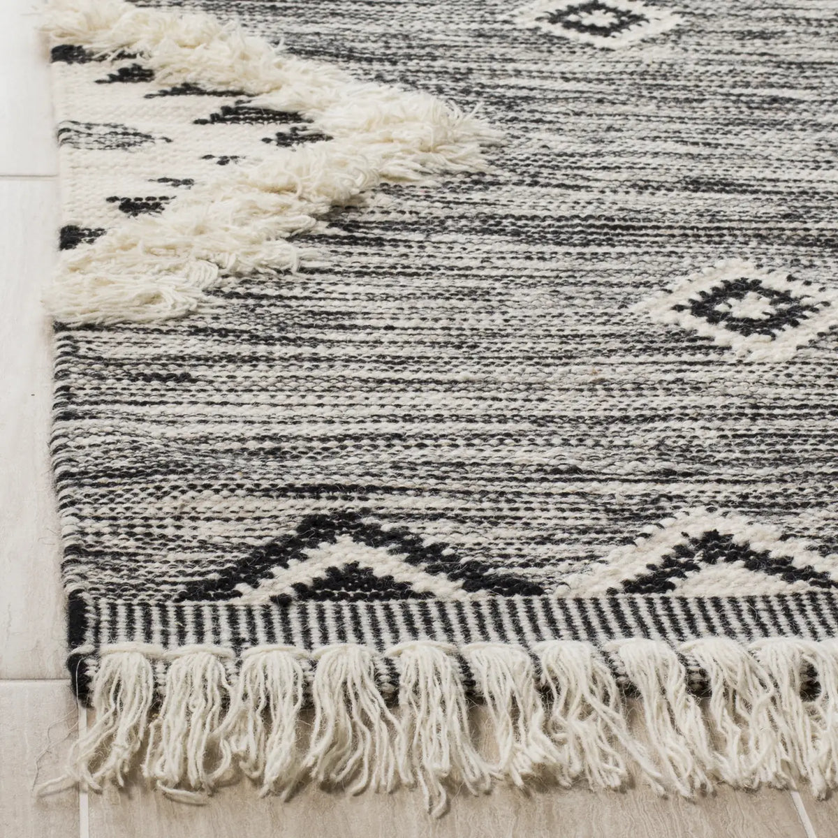 Safavieh Kenya 4'-0" x 6'-0" Rug in Black / Ivory