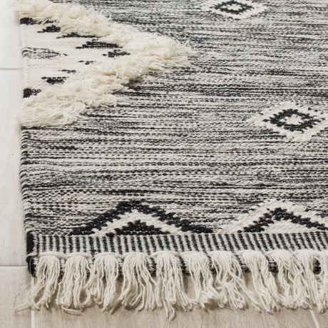 Safavieh Kenya 4'-0" x 6'-0" Rug in Black / Ivory