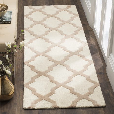 Safavieh Cambridge 2'-6" x 8'-0" Rug in Ivory / Beige