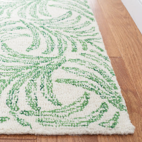 Safavieh Martha Stewart 300 4'-0" x 6'-0" Rug in Ivory / Green