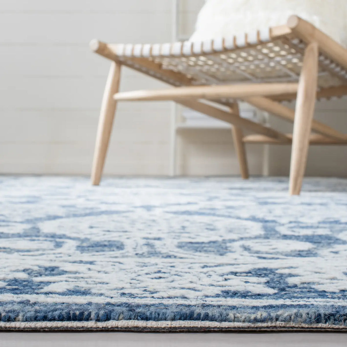 Safavieh Metro 4'-0" x 6'-0" Rug in Natural / Blue