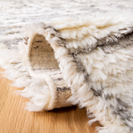 Safavieh Manhattan 4'-0" x 6'-0" Rug in Ivory / Grey