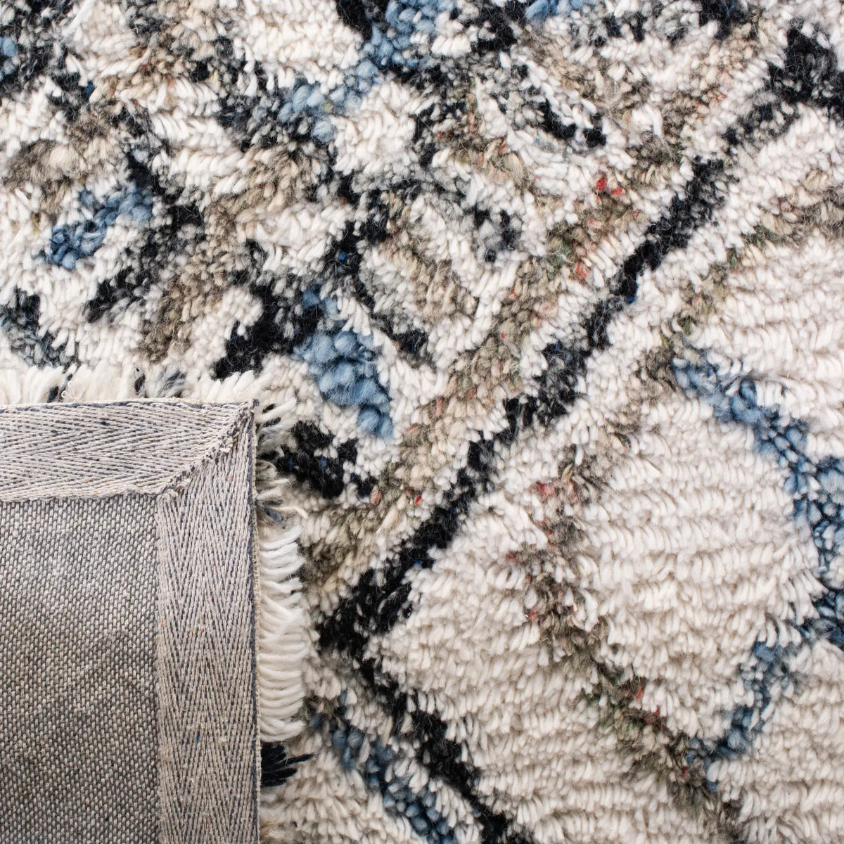 Safavieh Casablanca Shag 5'-0" x 8'-0" Rug in Black / Ivory