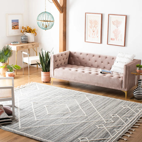 Safavieh Casablanca 8'-0" x 10'-0" Rug in Grey / Ivory