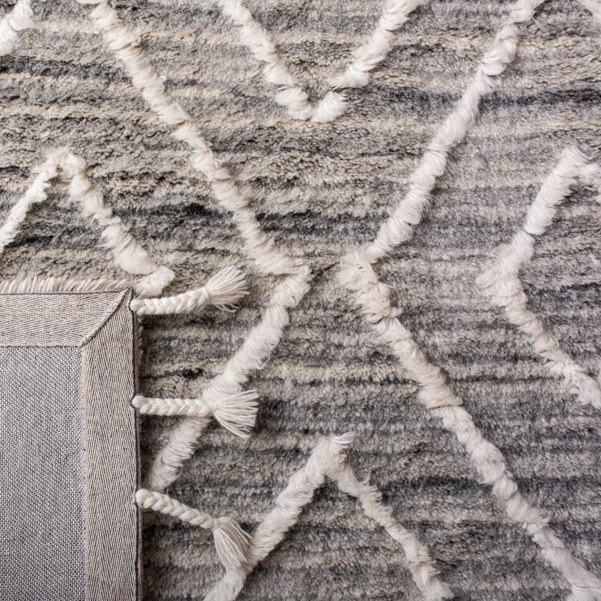 Safavieh Casablanca 4'-0" x 6'-0" Rug in Grey / Ivory