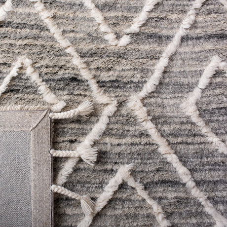 Safavieh Casablanca 4'-0" x 6'-0" Rug in Grey / Ivory