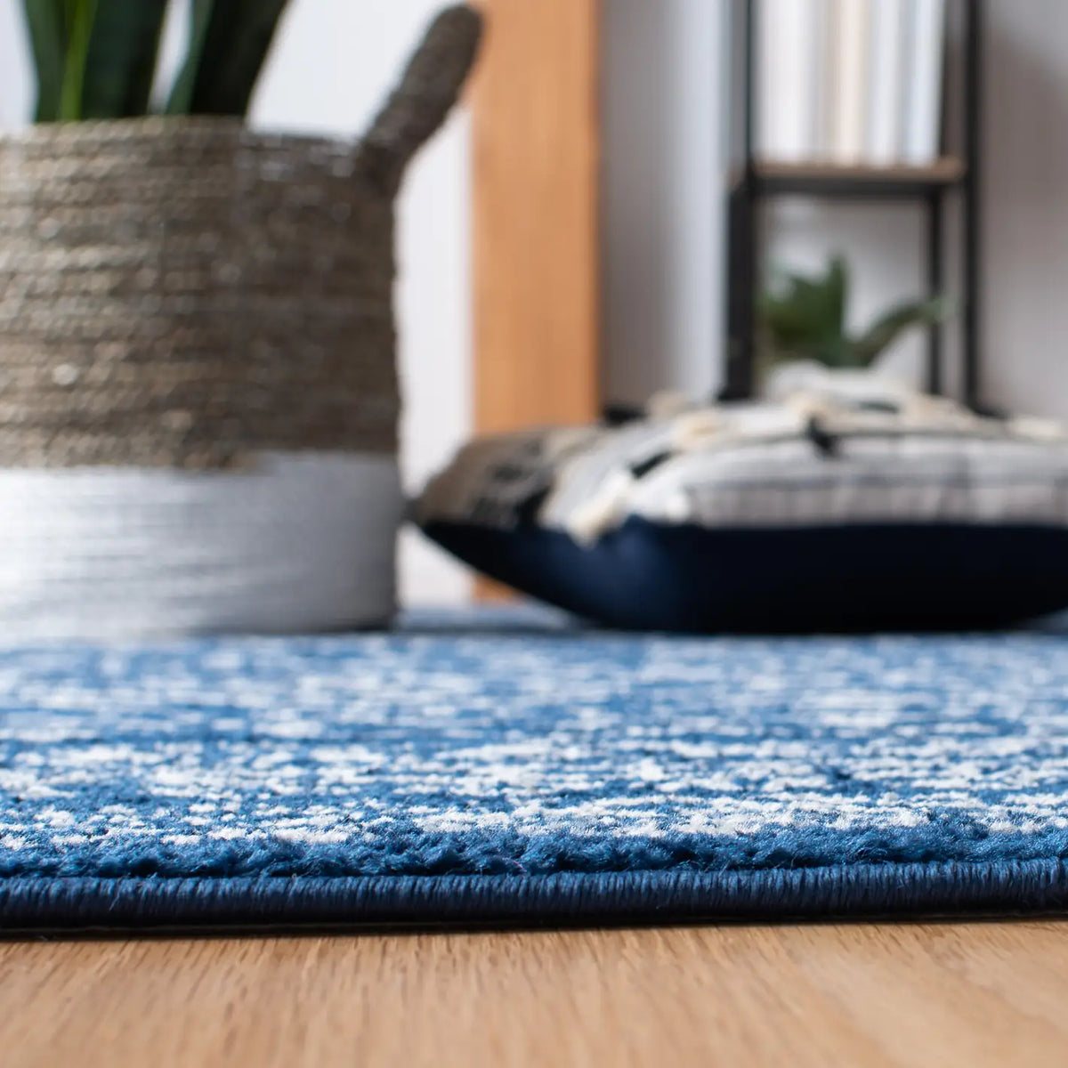 Safavieh Tulum 4'-0" x 6'-0" Rug in Navy / Ivory