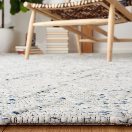 Safavieh Marbella 4'-0" x 6'-0" Rug in Blue / Ivory
