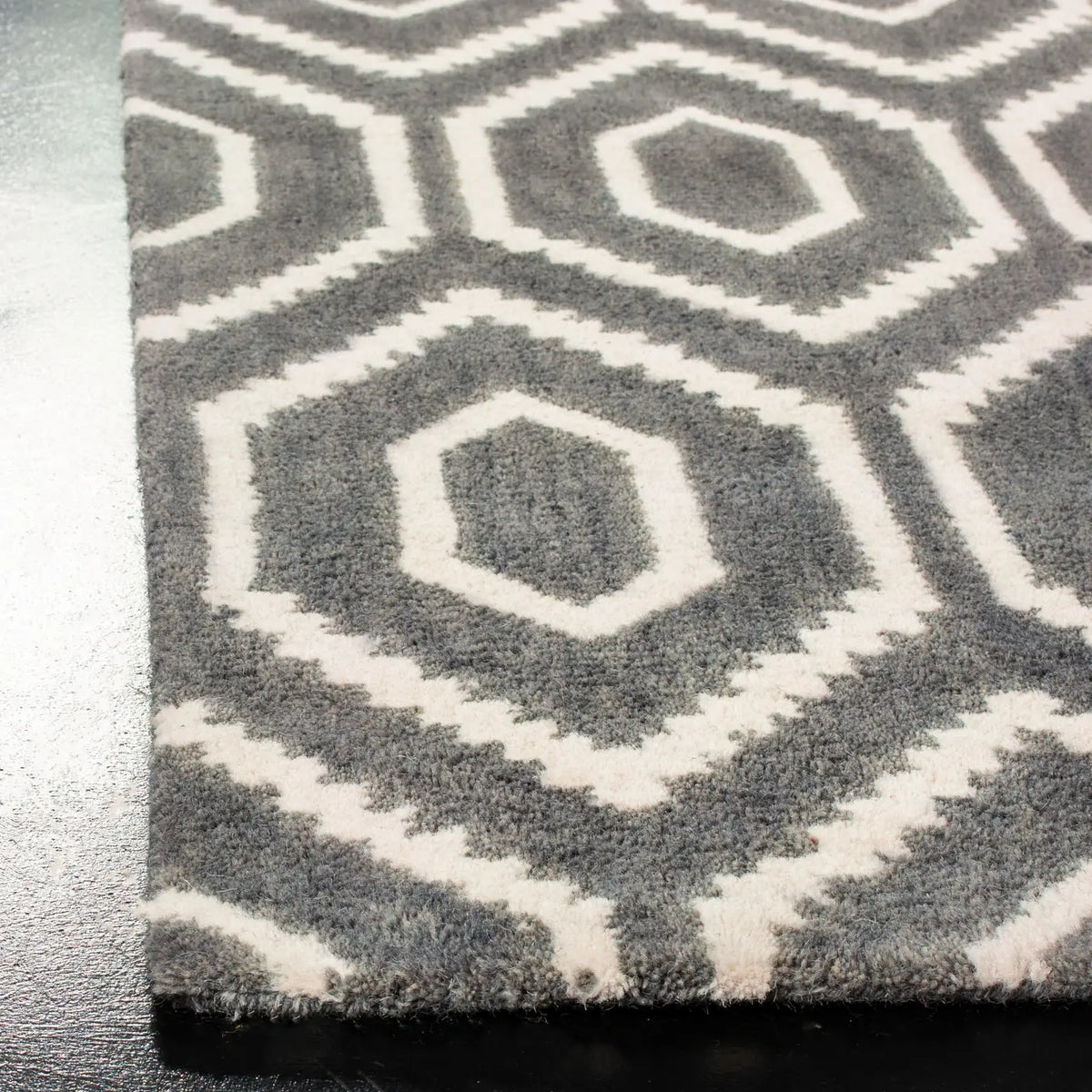Safavieh Himalaya 4'-0" x 6'-0" Rug in Dark Grey / Ivory