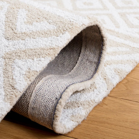 Safavieh Capri 4'-0" x 6'-0" Rug in Ivory / Beige