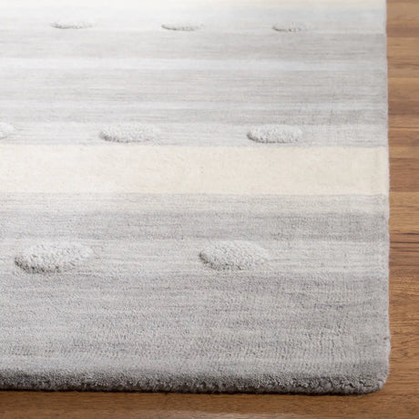 Safavieh Safavieh Kids 5'-0" x 8'-0" Rug in Grey / Ivory