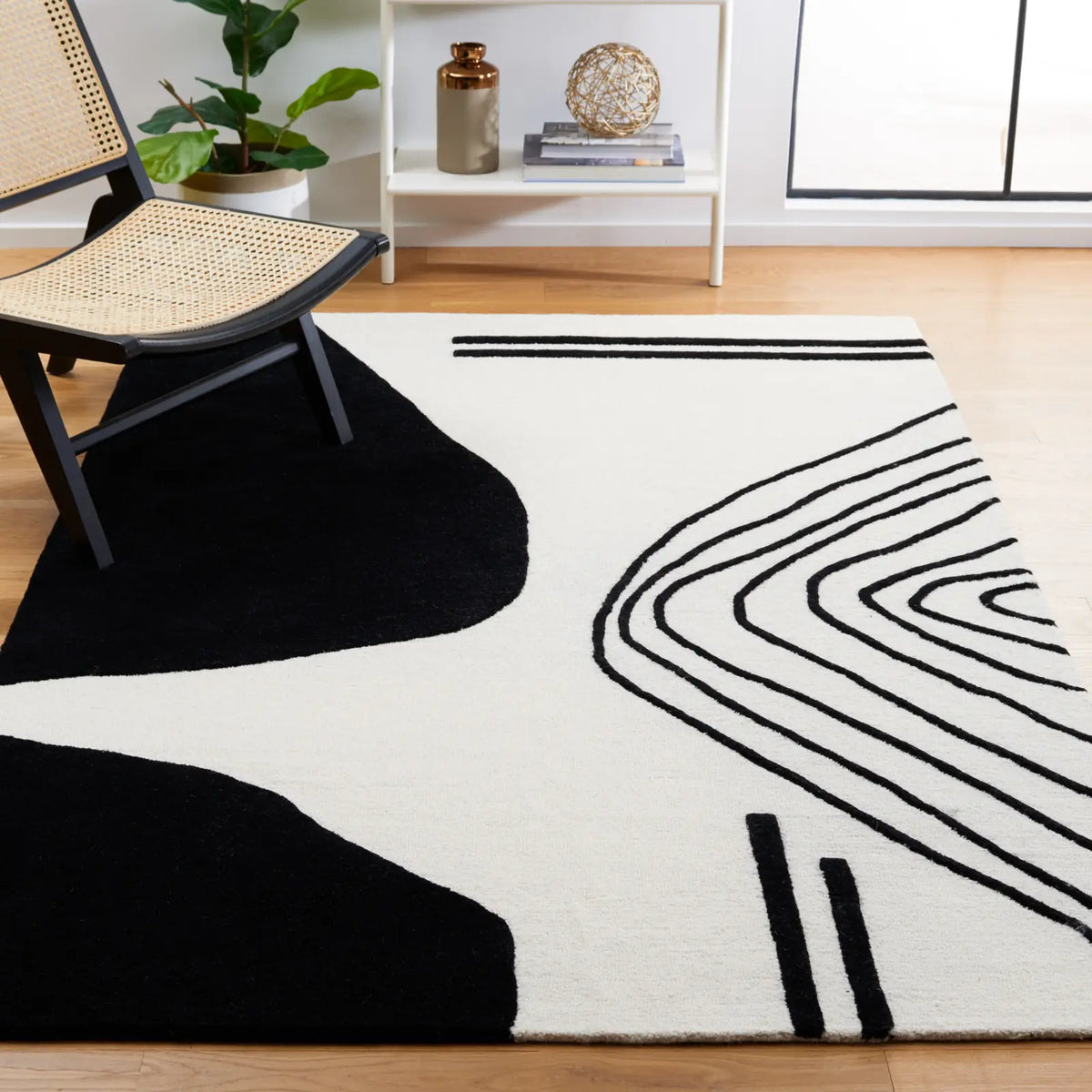 Safavieh Rodeo Drive 4'-0" x 6'-0" Rug in Ivory / Black