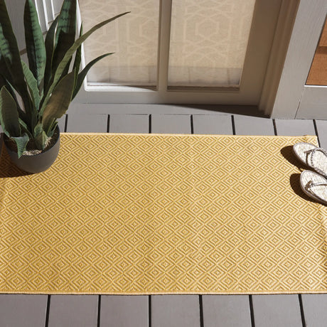 Safavieh Courtyard 2'-0" x 3'-7" Rug in Gold / Gold