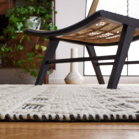 Safavieh Natura 4'-0" x 6'-0" Rug in Ivory / Black
