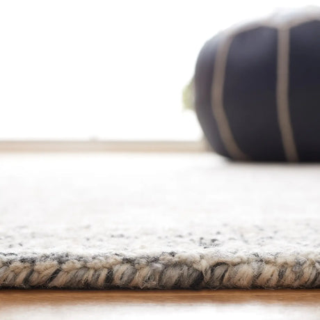 Safavieh Glamour 4'-0" x 6'-0" Rug in Grey / Ivory