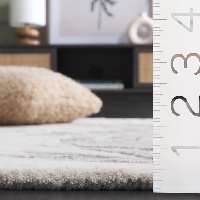 Safavieh Jardin 4'-0" x 6'-0" Rug in Grey / Ivory