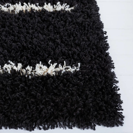 Safavieh Venus Shag 600 4'-0" x 6'-0" Rug in Black / Ivory