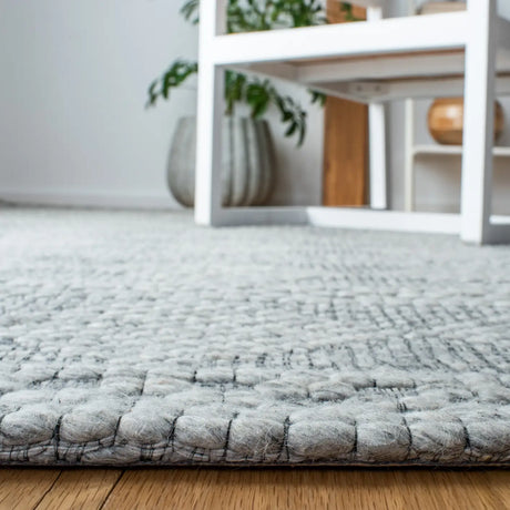 Safavieh Marbella 4'-0" x 6'-0" Rug in Silver / Grey