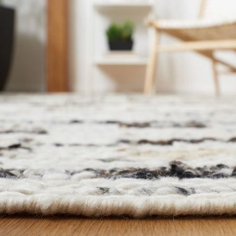 Safavieh Manhattan 4'-0" x 6'-0" Rug in Ivory / Dark Brown