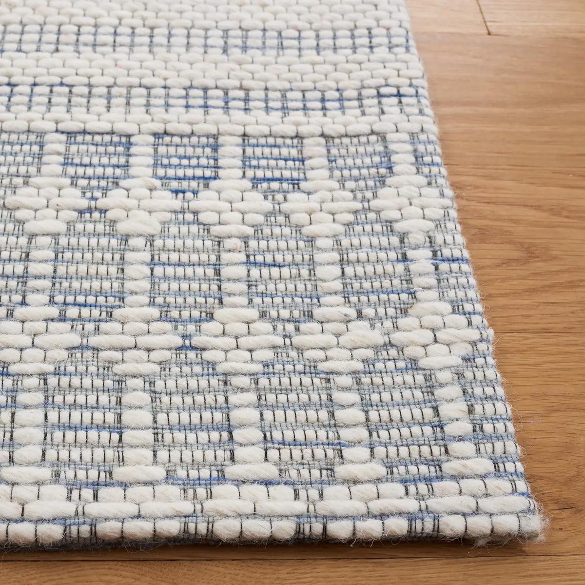 Safavieh Marbella 4'-0" x 6'-0" Rug in Navy / Ivory