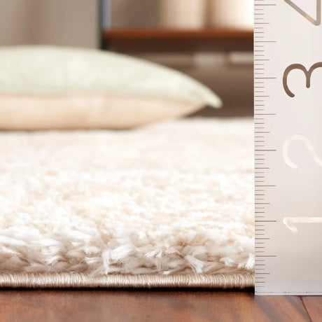 Safavieh Tahoe Shag 4'-0" x 6'-0" Rug in Ivory / Gold
