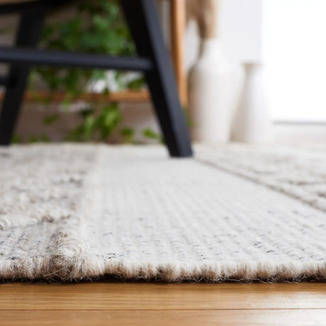 Safavieh Vermont 4'-0" x 6'-0" Rug in Beige / Ivory