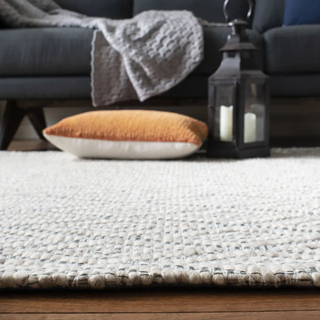 Safavieh Marbella 4'-0" x 6'-0" Rug in Beige / Cream