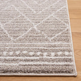 Safavieh Jade 100 4'-0" x 6'-0" Rug in Beige / Ivory