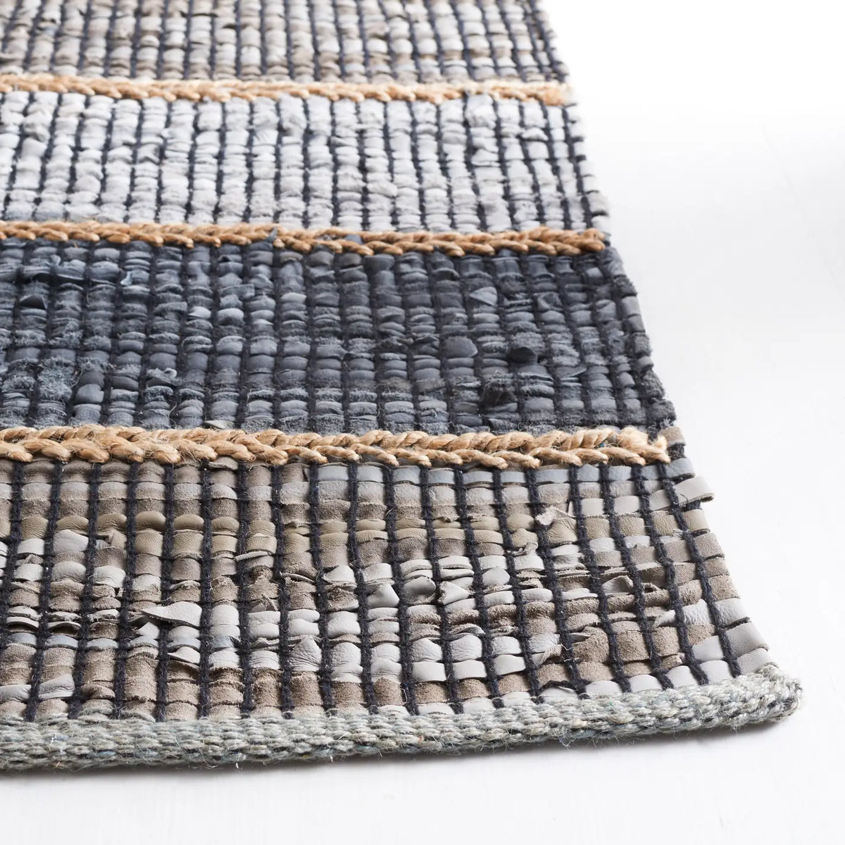 Safavieh Vintage Leather 4'-0" x 6'-0" Rug in Grey / Natural